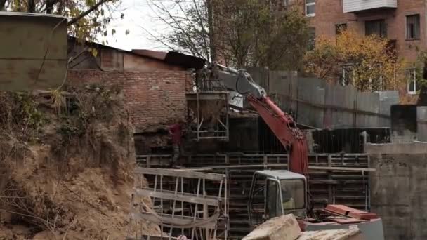 Bouwplaats met een vogeloog in een megacity. Videoshoot met drone. Nieuw huis in een nieuw wooncomplex. Vliegen over de bouwplaats. — Stockvideo