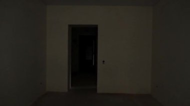 Megaketteki kuş gözlü bir inşaat sahası. Drone 'la video çekimi. Yeni bir yerleşim yerinde yeni bir ev. İnşaat alanının üzerinde uçuyor..