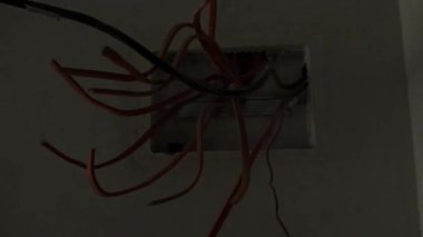 Megaketteki kuş gözlü bir inşaat sahası. Drone 'la video çekimi. Yeni bir yerleşim yerinde yeni bir ev. İnşaat alanının üzerinde uçuyor..