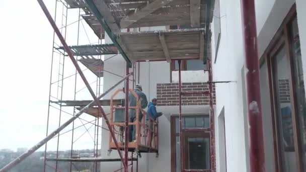 Site de construction avec un oeil d'oiseau dans une mégapole. Tournage vidéo avec drone. Maison neuve dans un immeuble d'habitation neuf. Survoler le chantier de construction . — Video