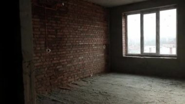 Megaketteki kuş gözlü bir inşaat sahası. Drone 'la video çekimi. Yeni bir yerleşim yerinde yeni bir ev. İnşaat alanının üzerinde uçuyor..