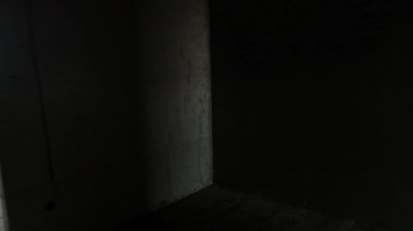 Megaketteki kuş gözlü bir inşaat sahası. Drone 'la video çekimi. Yeni bir yerleşim yerinde yeni bir ev. İnşaat alanının üzerinde uçuyor..