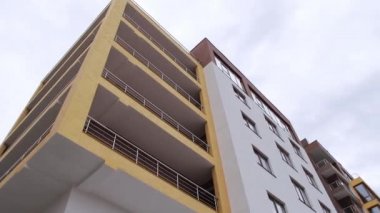 Megaketteki kuş gözlü bir inşaat sahası. Drone 'la video çekimi. Yeni bir yerleşim yerinde yeni bir ev. İnşaat alanının üzerinde uçuyor..