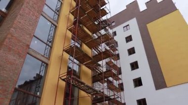 Megaketteki kuş gözlü bir inşaat sahası. Drone 'la video çekimi. Yeni bir yerleşim yerinde yeni bir ev. İnşaat alanının üzerinde uçuyor..