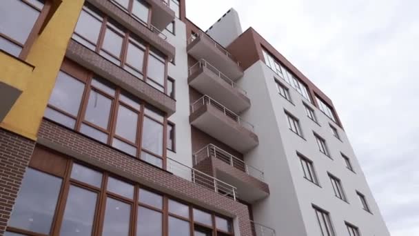 Site de construction avec un oeil d'oiseau dans une mégapole. Tournage vidéo avec drone. Maison neuve dans un immeuble d'habitation neuf. Survoler le chantier de construction . — Video