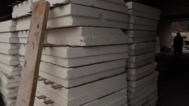 Megaketteki kuş gözlü bir inşaat sahası. Drone 'la video çekimi. Yeni bir yerleşim yerinde yeni bir ev. İnşaat alanının üzerinde uçuyor..