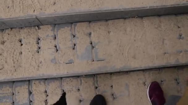 Site de construction avec un oeil d'oiseau dans une mégapole. Tournage vidéo avec drone. Maison neuve dans un immeuble d'habitation neuf. Survoler le chantier de construction . — Video