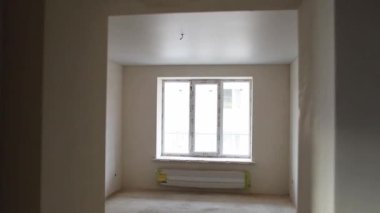 Megaketteki kuş gözlü bir inşaat sahası. Drone 'la video çekimi. Yeni bir yerleşim yerinde yeni bir ev. İnşaat alanının üzerinde uçuyor..