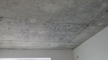 Megaketteki kuş gözlü bir inşaat sahası. Drone 'la video çekimi. Yeni bir yerleşim yerinde yeni bir ev. İnşaat alanının üzerinde uçuyor..