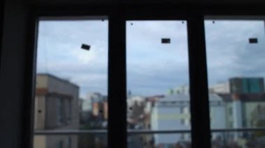 Megaketteki kuş gözlü bir inşaat sahası. Drone 'la video çekimi. Yeni bir yerleşim yerinde yeni bir ev. İnşaat alanının üzerinde uçuyor..