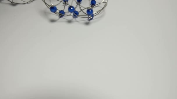 Detailní záběr modrých kovových kuliček. Výroba šperků. — Stock video