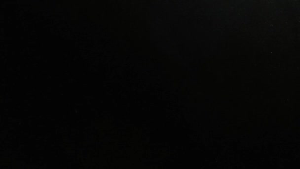 Gros plan des perles métalliques bleues. Fabrication de bijoux .