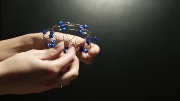 Närbild av blå metalliska pärlor. Smyckestillverkning. — Stockvideo