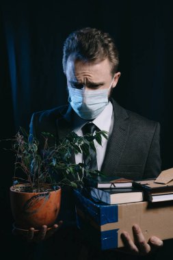 Maskeli bir iş adamı COVID yüzünden işini kaybetti.