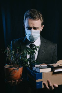 Maskeli bir iş adamı COVID yüzünden işini kaybetti.