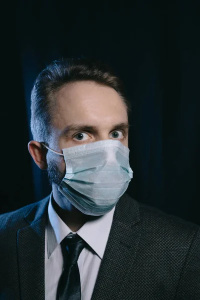Trabalhador de escritório na máscara combate vírus caucasiano — Fotografia de Stock