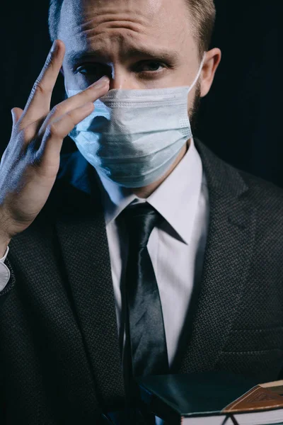 Fired business man in a mask lost his job because of COVID — Stock Photo, Image