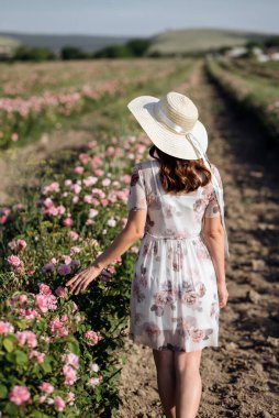 Buz pateni güllerinin arka planında güzel bir kızın portresi.. 