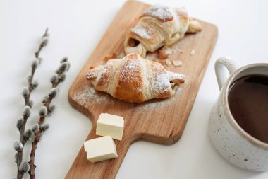 Masada ev yapımı kruvasanlar ve bir fincan kakao. Yukarıdan görünüm