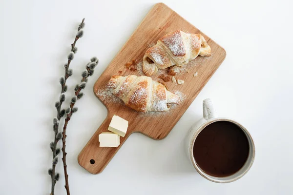 Masada ev yapımı kruvasanlar ve bir fincan kakao. Yukarıdan görünüm