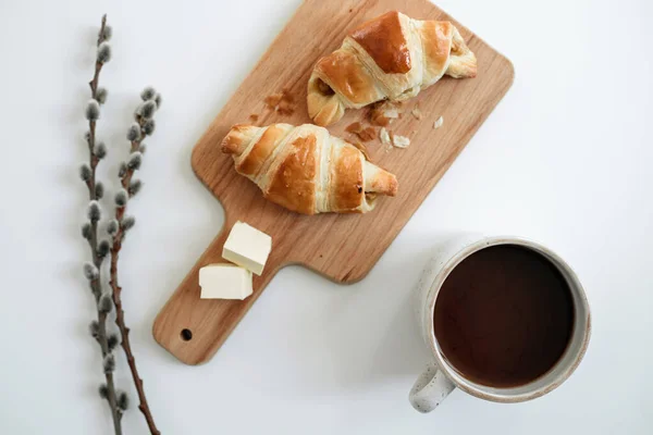 Hausgemachte Croissants Auf Dem Tisch Mit Einer Tasse Kakao Blick — Stockfoto