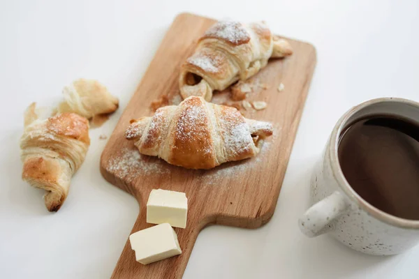 Masada ev yapımı kruvasanlar ve bir fincan kakao. Yukarıdan görünüm