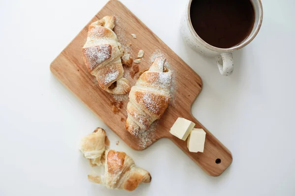 Masada ev yapımı kruvasanlar ve bir fincan kakao. Yukarıdan görünüm