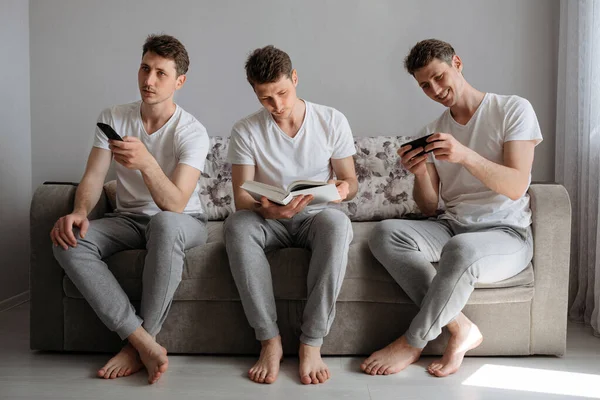 Bir adam koronovirüs salgını sırasında aynı anda farklı şeylerle meşgul. Adamın biri evde oturup televizyon izliyor, kitap okuyor, telefonda oynuyor ve internette iş yapıyor.