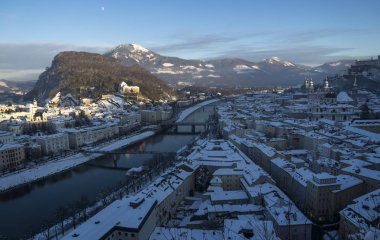 Kar, Salzburg eski kasabada genel bakış ile çatılar
