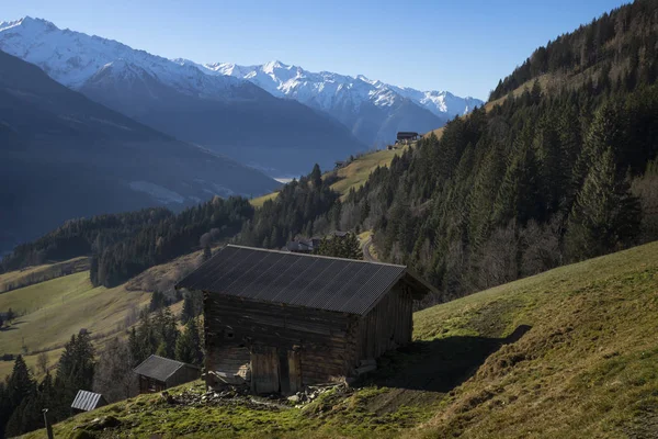 Hut med utsikt över de snöklädda bergen, Tirol Österrike — Stockfoto