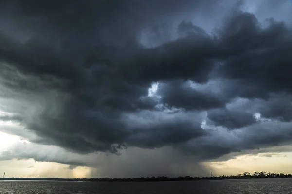 Fırtına ve raincloud Gölü Sri Lanka üzerinden
