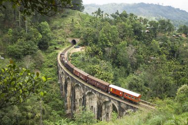 Ella, Sri Lanka, dağlarda arkasından tren