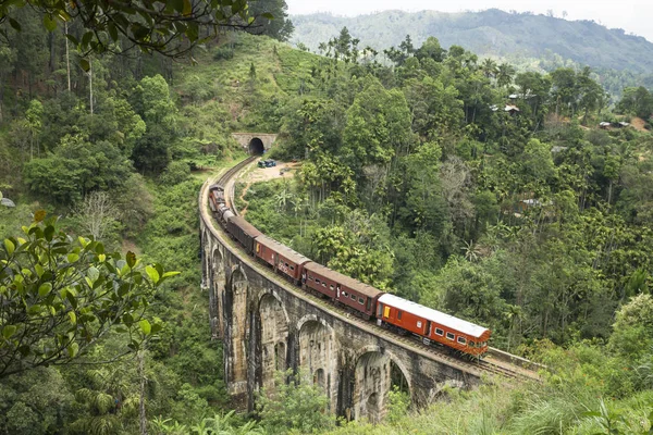 Ella, Sri Lanka, dağlarda arkasından tren