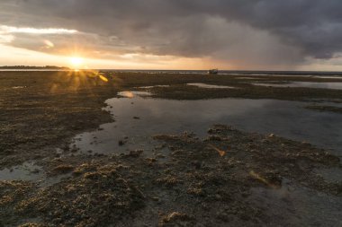 Günbatımı güneş ışını, plaj Gili Air, Lombok, Endonezya