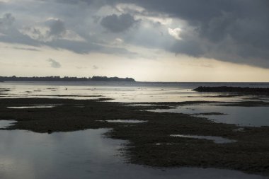 Güneş ışını Gili Air, Lombok suda tarafından aydınlatıldı çocuk,