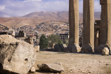 Jüpiter Tapınağı ve dağ Baalbek, Bekaa Vadisi Lübnan'ın kalıntıları
