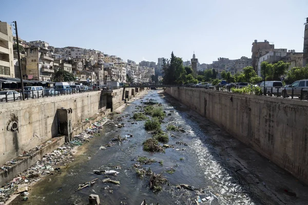 Trablusşam, Lübnan, sokaklarında çöp ile nehir