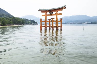 Yansıma Miyajima, Japonya'da suda yüzen Torii geçitle.