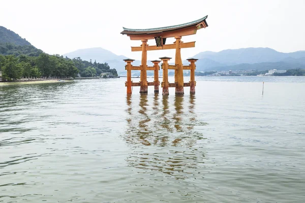 Yansıma Miyajima, Japonya'da suda yüzen Torii geçitle.