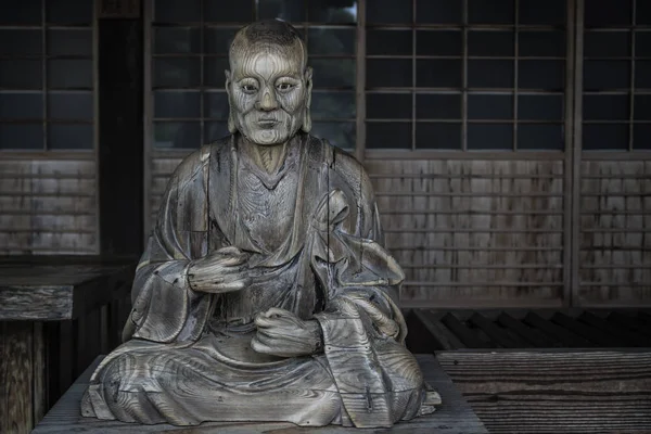 Statua in legno di un monaco al santuario di legno, Miyajima, Giappone — Foto Stock