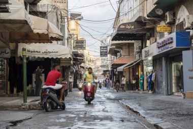 Lastik, Lübnan - 8 Ekim 2015: Alışveriş caddesi lastik yağmur sonra