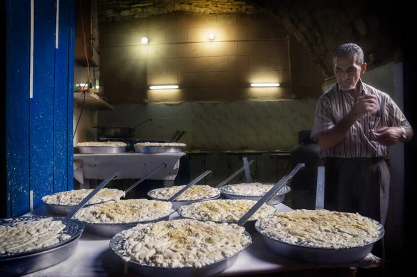 Tripolis, Libanon - 9. října 2015: Sýr výrobce v tržnice z Tripolisu — Stock fotografie