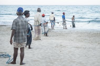 Uppuveli, Sri Lanka - 26 Mart 2017: plajda fishernet ip çekerek yerel balıkçılar
