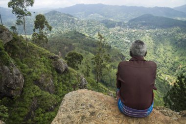 Ella, Sri Lanka - 3 Nisan 2017: Ella Rock vadi içine manzarayı Malaya peştemâli olan yerel adam