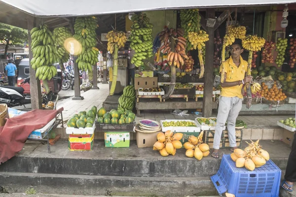 Galle, Srí Lanka - 11 duben 2017: trh prodejce stojí u stánku s různými druhy banánů — Stock fotografie