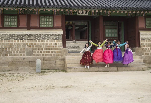 서울, 대한민국-9 월 4 2017: 5 한국 관광 여자 경복궁 건물의 계단에서 점프 하는 전통적인 한옥 옷 — 스톡 사진