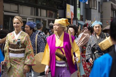 Tokyo, Japonya - 24 Eylül 2017: Uluslararası katılımcı Shinagawa Shukuba Matsuri Festivali geçit