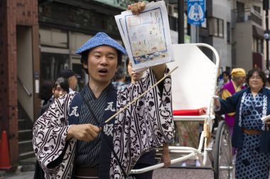 Tokyo, Japonya - 24 Eylül 2017: Shinagawa Shukuba Matsuri Festivali geleneksel Edo kıyafetleri giymiş Barker