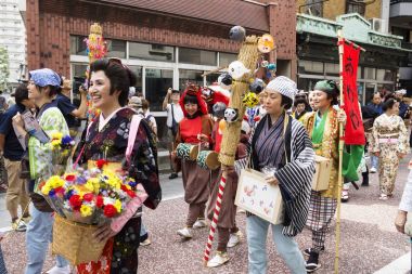 Tokyo, Japonya - 24 Eylül 2017: Edo kostüm ve Shinagawa Shukuba Matsuri Festivali geçit töreninde givaways farklı insanlarla