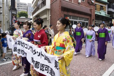 Tokyo, Japonya - 24 Eylül 2017: ile Shinagawa Shukuba Matsuri Festivali geçit töreninde afiş tutarak kimono giymiş kadınlar